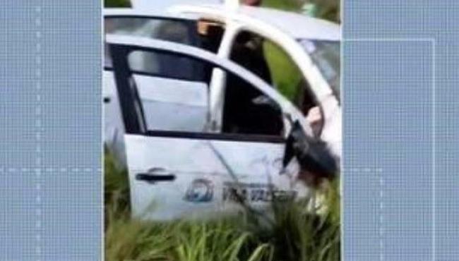 Carro de prefeitura com pacientes capota na BR-101, em Linhares, ES
