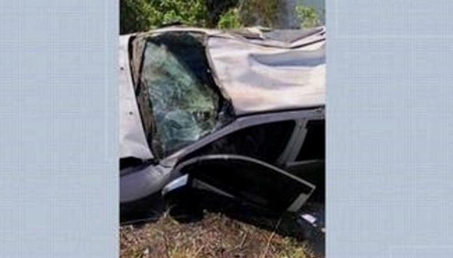 Carro desgovernado cai em represa e deixa casal feridos, em Rio Bananal, no ES