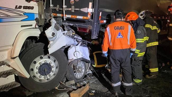 Carro é esmagado entre dois caminhões no km 229 da Via Dutra e deixa três mortos