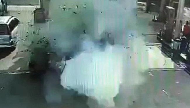 Carro explode enquanto abastecia em posto de combustíveis e deixa 2 feridos