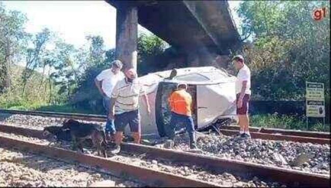 Carro fica destruído após cair de viaduto na BR-259 sobre linha férrea no ES