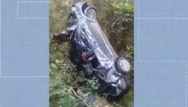 Carro fica pendurado entre árvores após acidente no ES
