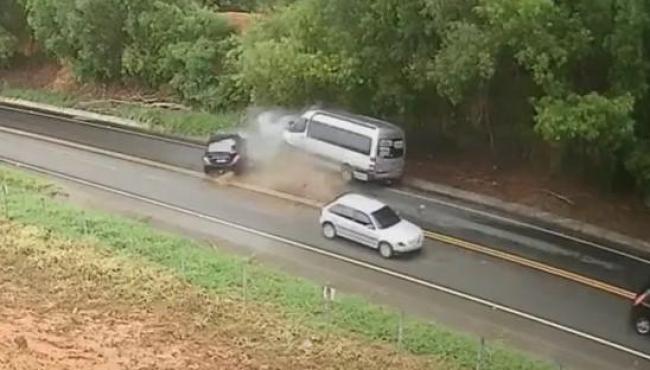 Carro invade a contramão, bate de frente com van e 2 pessoas ficam feridas na ES-375, no Sul do ES