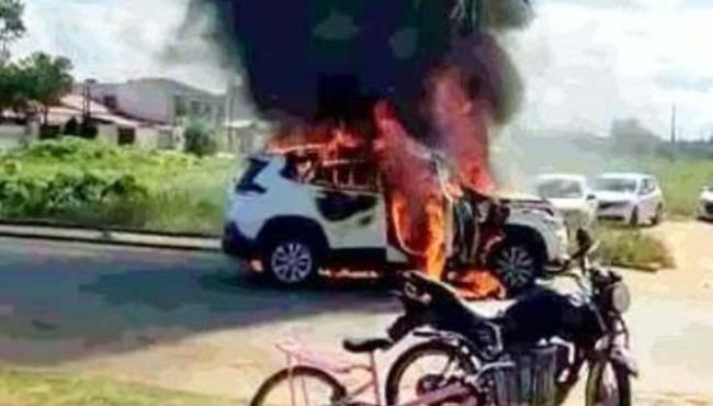 Carro pega fogo após acidente com motociclista em Guriri, no Norte do ES