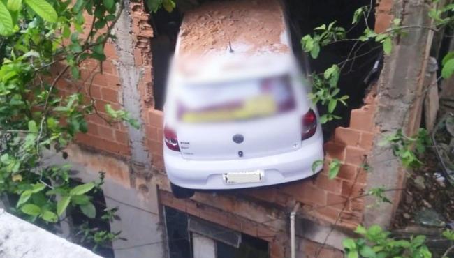 Carro perde freio em ladeira, 'voa' e invade oficina no ES