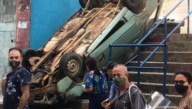 Carro perde freio em ladeira e capota em escadaria