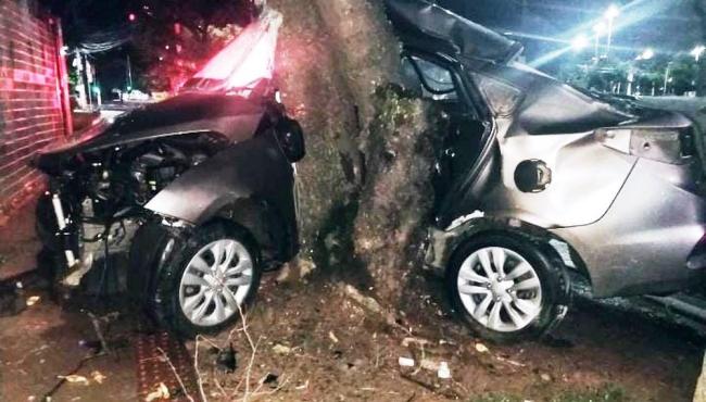 Carro se dobra em torno de árvore em acidente no ES e motorista morre