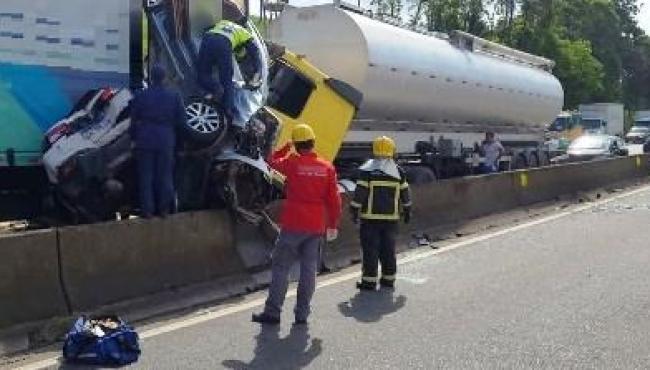 Carros são esmagados em acidente com duas mortes na BR-101
