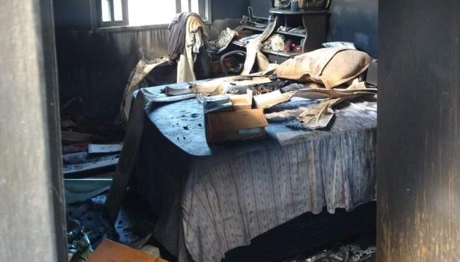 Casa fica destruída e família perde tudo após incêndio, no ES