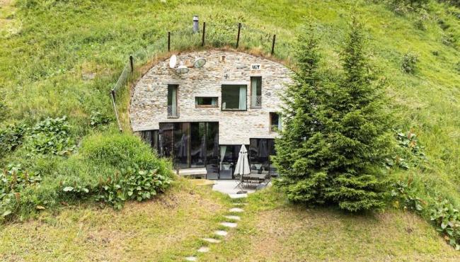 Casa subterrânea construída sob toneladas de terra tem somente fachada à mostra