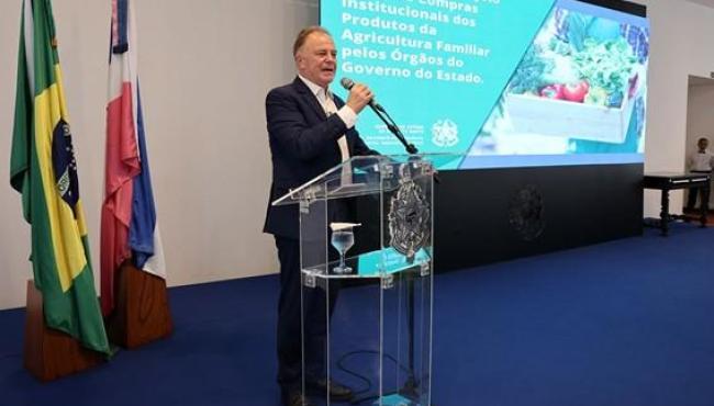 Casagrande assina Projeto de Lei que prioriza alimentos da agricultura familiar nas compras do Espírito Santo