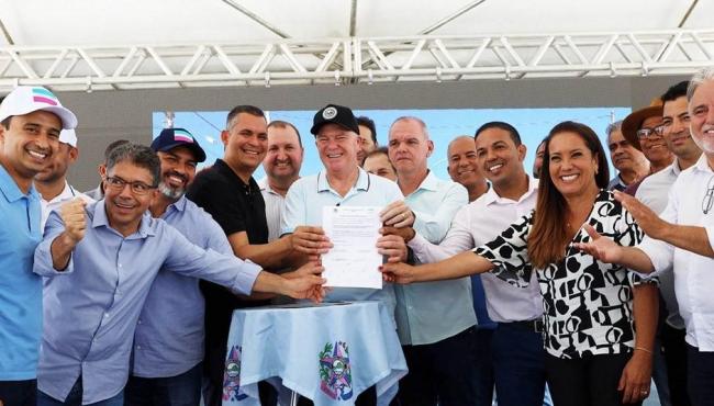 Casagrande entrega equipamentos esportivos e anuncia reforma de escola em Sooretama, ES