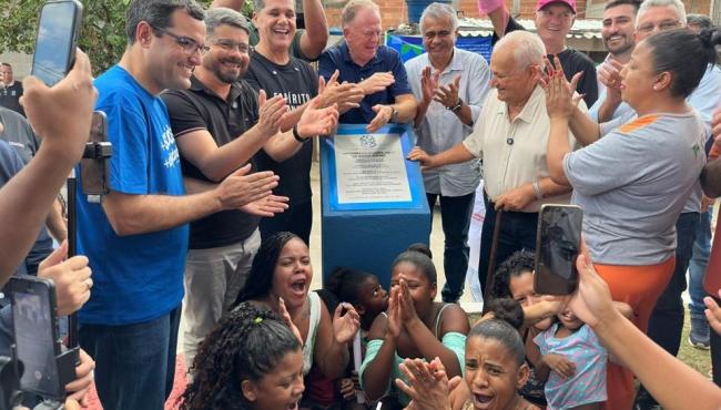 Casagrande inaugura reforma de quadra em Cachoeiro de Itapemirim, ES