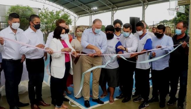 Casagrande inaugura reforma de quadras poliesportivas em escolas de Viana