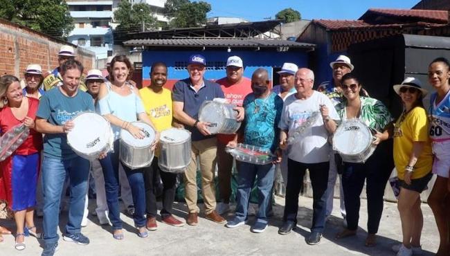 Casagrande participa de entrega de instrumentos musicais para escolas de samba