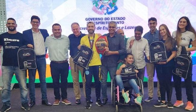 Casagrande realiza entrega dos kits do programa Bolsa Atleta, no ES