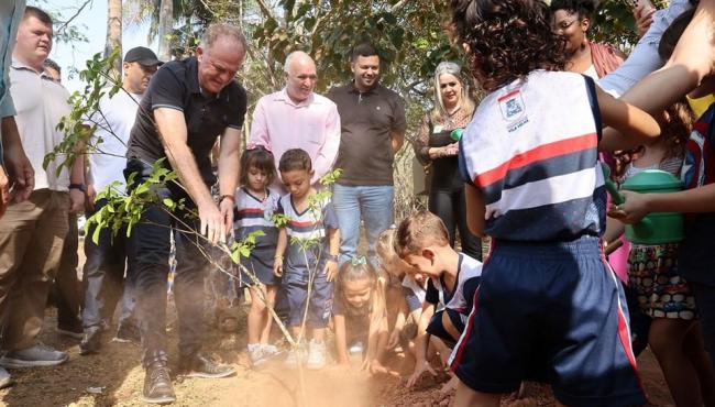 Casagrande recebe alunos do Ensino Infantil para plantio de ipês na Residência Oficial