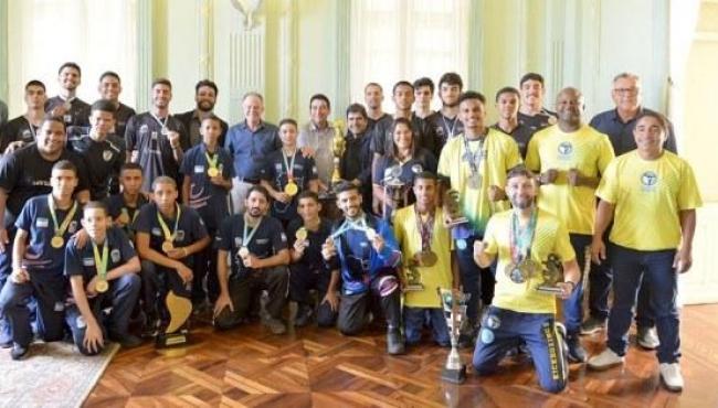 Casagrande recebe atletas e equipes medalhistas do ES em competições nacionais e internacionais