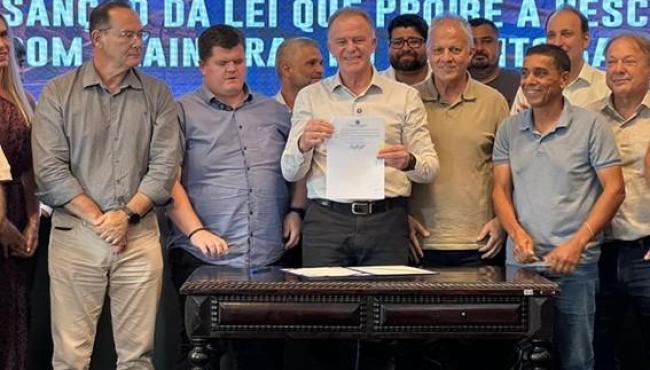 Casagrande sanciona lei que protege a pesca artesanal e organiza a atividade pesqueira no ES