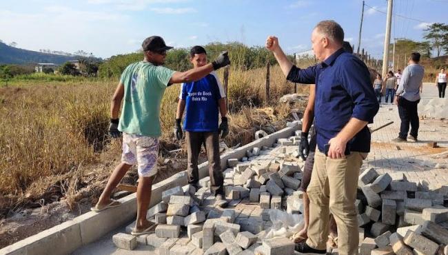 Casagrande visita obras de pavimentação em Cachoeiro de Itapemirim, ES