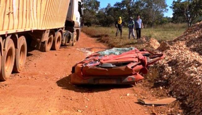 Casal desce do carro minutos antes de carreta esmagar veículo