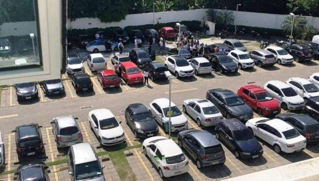 Casal é encontrado morto dentro de carro estacionado em shopping