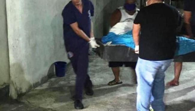 Casal é metralhado dentro de casa e adolescente está em estado grave