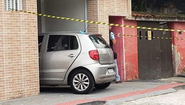 Casal é morto com mais de 30 tiros quando saía da garagem de casa em Itapuã