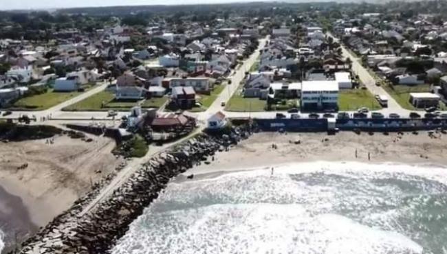 Casal é preso depois de enterrar criança de 2 anos até o pescoço em praia para poder nadar