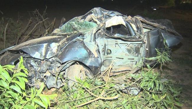 Casal fica ferido e carro é destruído após capotar várias vezes em Vila Velha, ES