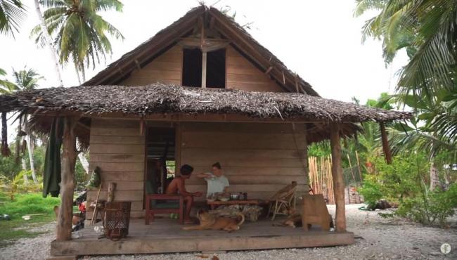 Casal que vive há 3 anos em ilha tropical isolada mostra como sobrevive desconectado