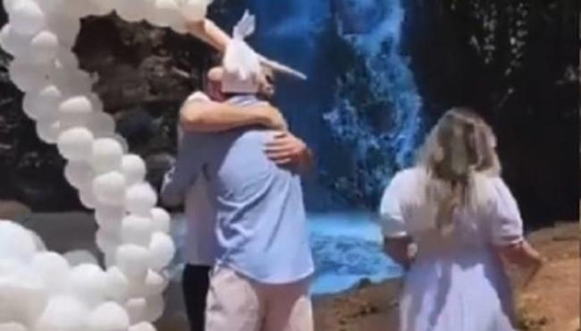 Casal utiliza corante em cachoeira para chá revelação e gera revolta nas redes sociais