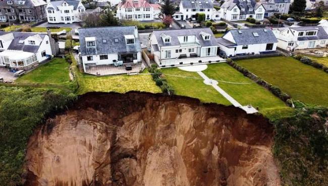 Casas de alto padrão em Gales correm risco de cair de penhasco