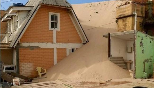Casas são interditadas após avanço de dunas em Florianópolis