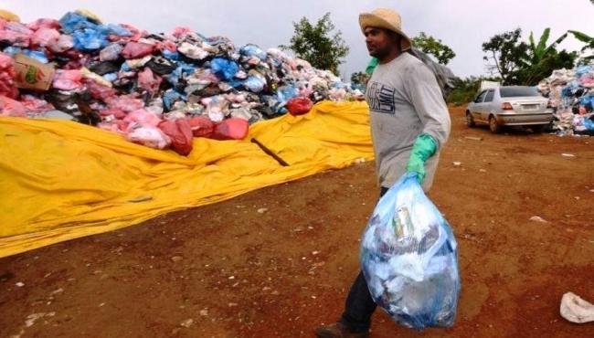 Catadores de reciclagem terão que emitir nota fiscal para receber auxílio de R$ 350