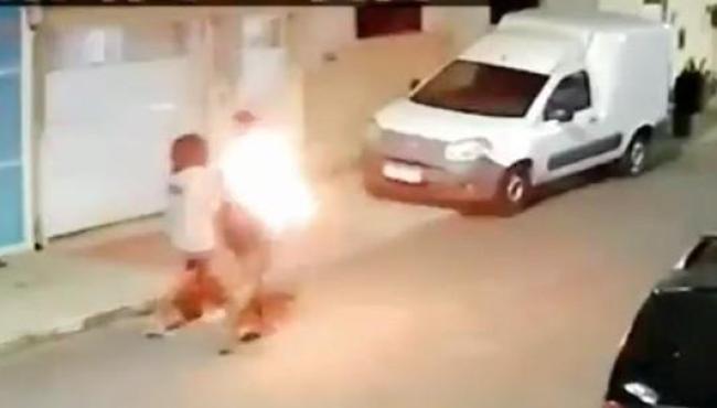 Celular explode na mão de mulher enquanto caminhava e tem corpo coberto por fogo