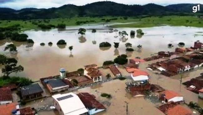 Cenário de destruição após chuvas na BA; carros ficaram submersos