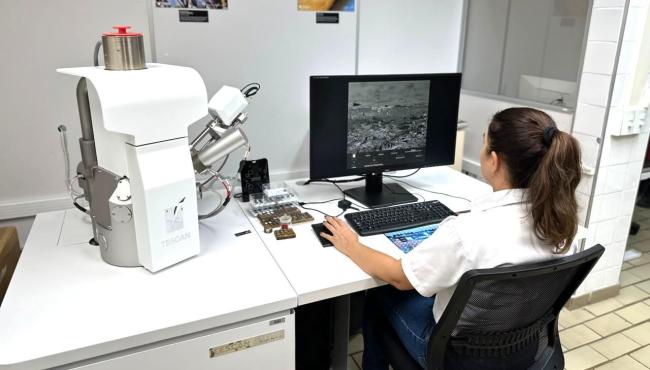 Centro de Tecnologia da Suzano em Aracruz amplia capacidade de pesquisa com novo Microscópio Eletrônico de Varredura (MEV)
