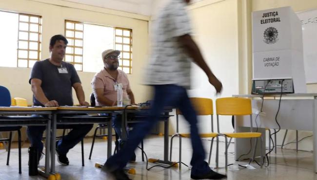 Cerca de 158,7 milhões de eleitores vão às urnas em todo o país neste domingo (4)