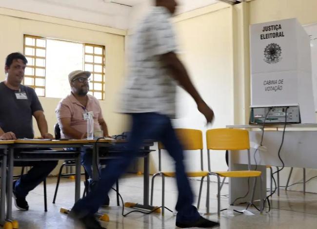 Cerca de 158,7 milhões de eleitores vão às urnas em todo o país neste domingo (4)
