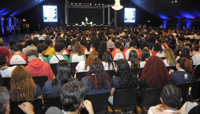 Cerca de mil estudantes se reúnem em Vitória para debater futuro, carreira e protagonismo juvenil
