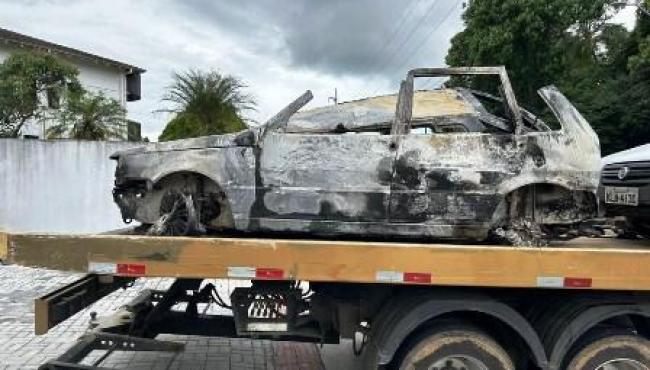 Chacina deixa seis mortos carbonizados dentro de carro; casa onde moravam foi incendiada