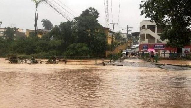 Cheia em rio e queda de barreiras no ES: chuva não dá trégua e capixabas sofrem com transtornos