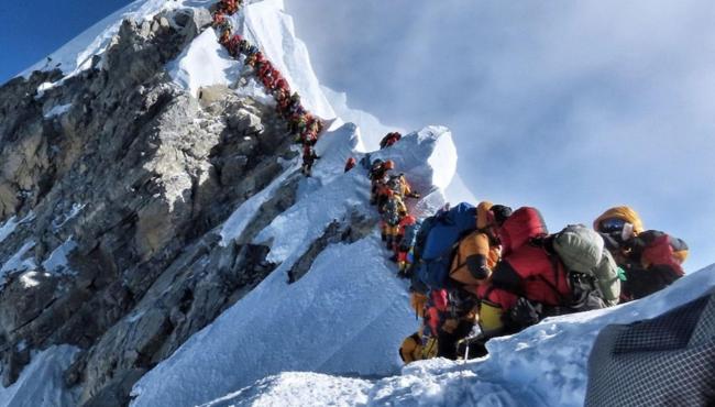 Chineses iniciam escalada no Everest em meio a pandemia