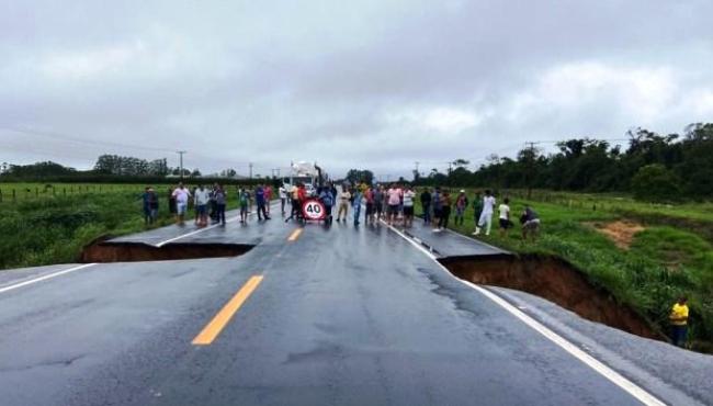 Chuva abre cratera na BR-101 e trecho é totalmente interditado em Linhares, ES