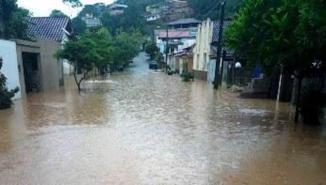 Chuva causa mais estragos, estouro em barragem, queda de barranco e interdições no ES