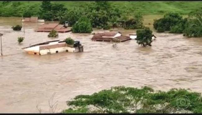 Chuva deixa famílias desabrigadas, pessoas desaparecidas e ruas alagadas em várias regiões da Bahia