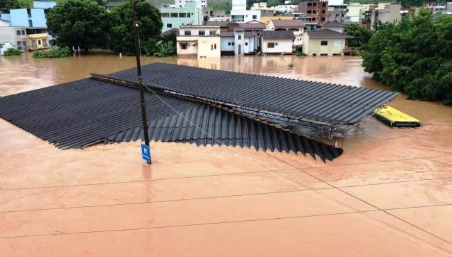 Chuva: rio sobe oito metros e alaga várias casas em Castelo