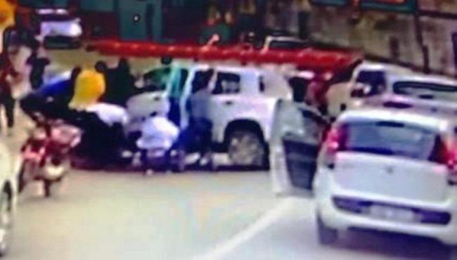 Ciclista é atropelada, fica embaixo de carro e é socorrida por populares, em São Roque do Canaã, ES