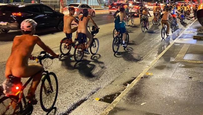 Ciclistas nus fazem manifestação na Avenida Paulista e pedem 'mais amor, menos motor'